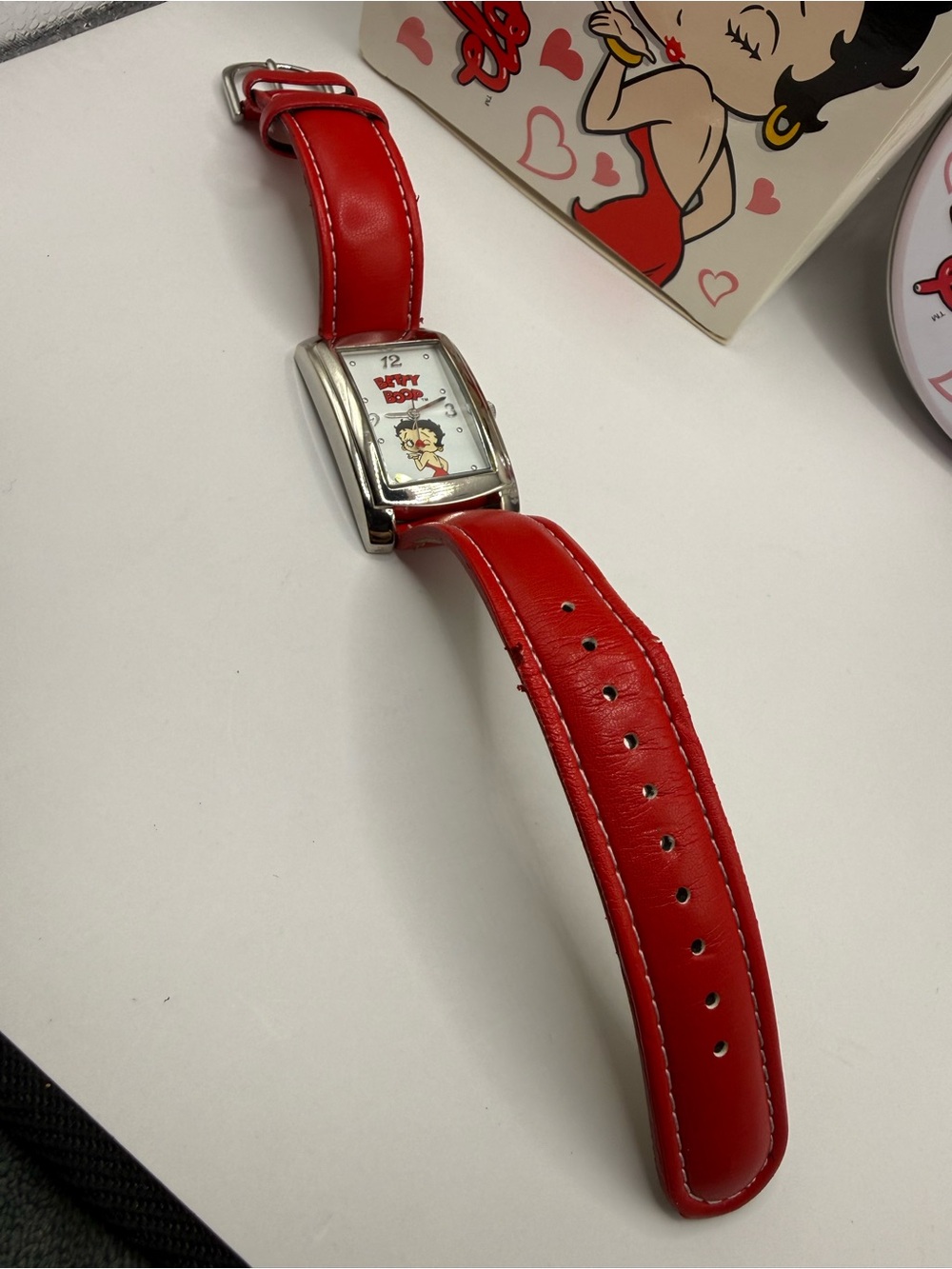 Betty Boop Here's a Kiss Red Band Watch 2005 Avon with Tin & Box (New Battery) - Picture 7 of 12